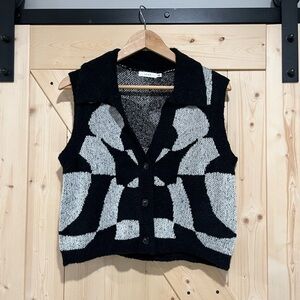 NWOT Lush Geometric Sweater Vest in Black and white, Size Medium